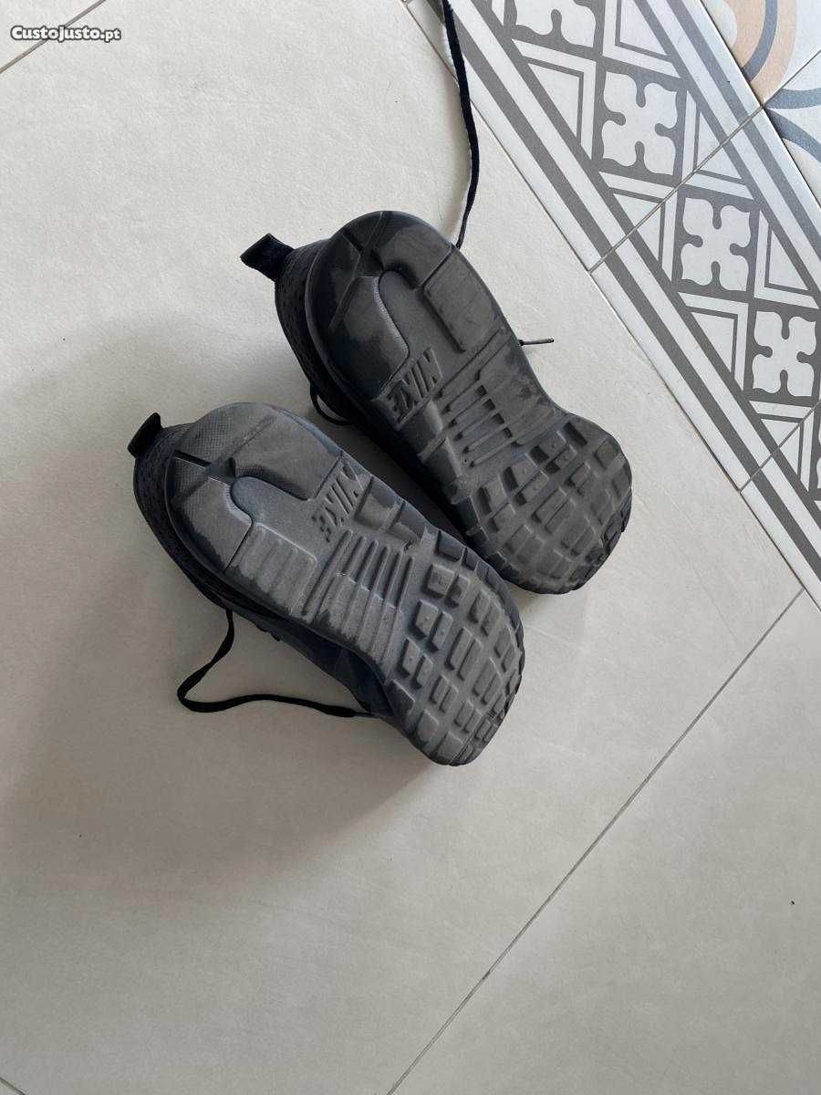 sapatilhas assinadas pela Nike
Tamanho 42.5 preto