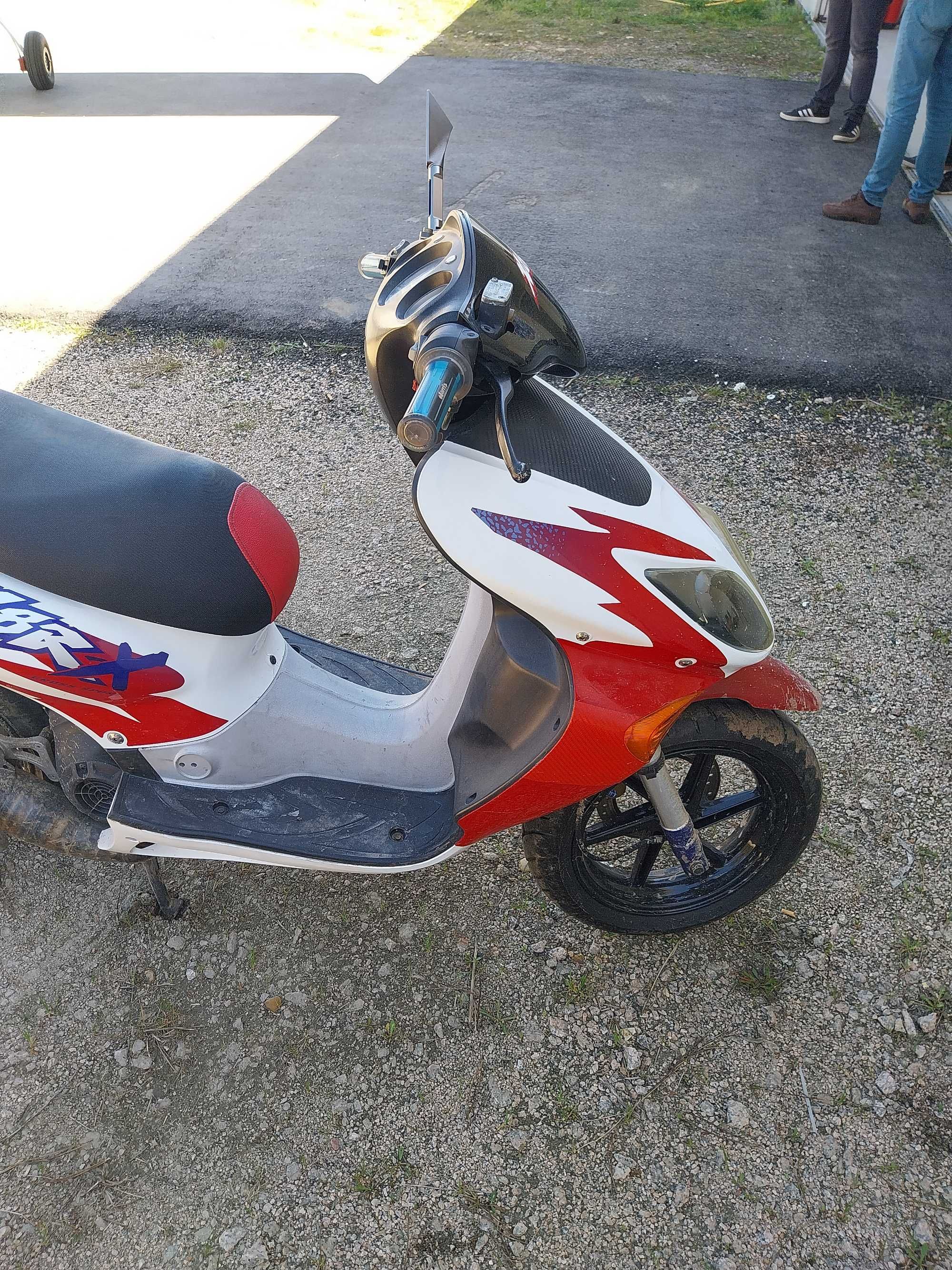 Mota honda com matrícula.