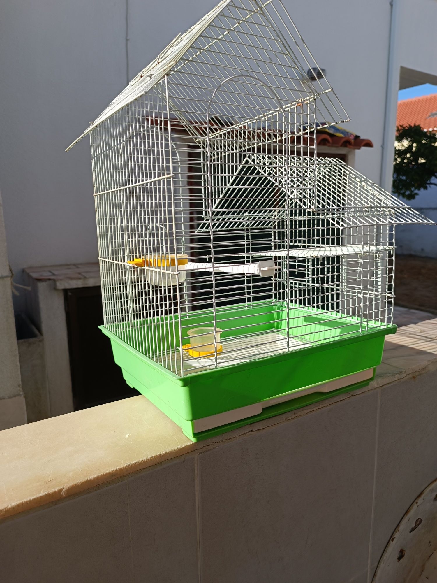 Gaiola de pássaro em forma de casa