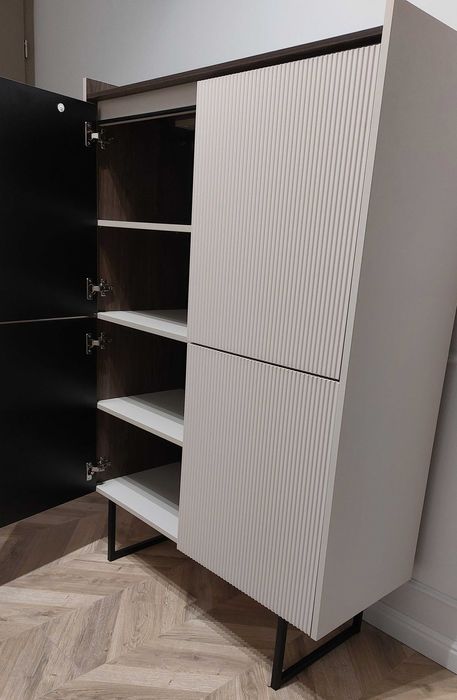 Wysoka komoda z ryflowaniem Lago Agata meble, kaszmir/ciemny orzech.