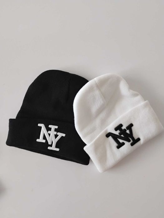 2 czapki z nadrukowanym napisem NY