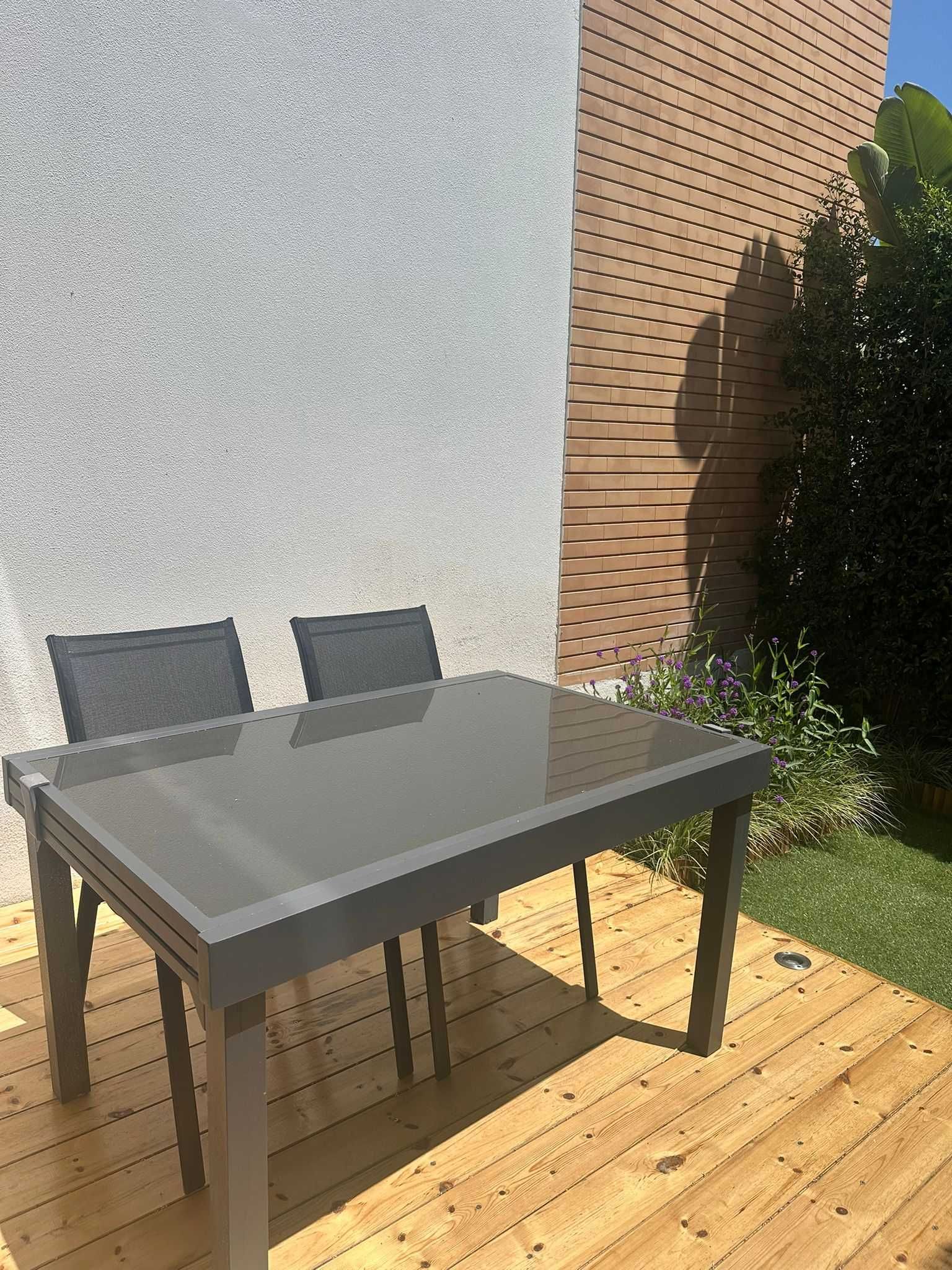 Mesa de exterior com 4 cadeiras incluídas