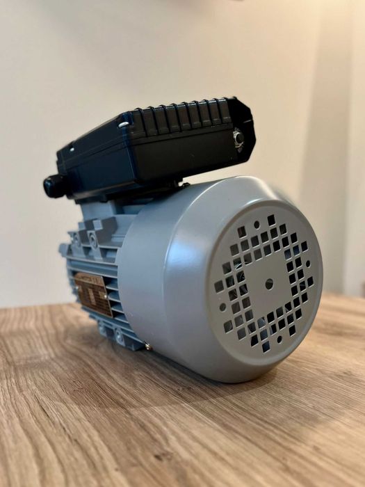 Napęd jednofazowy do maszynki alfa 22: 93/obr, 370W, 230V motoreduktor