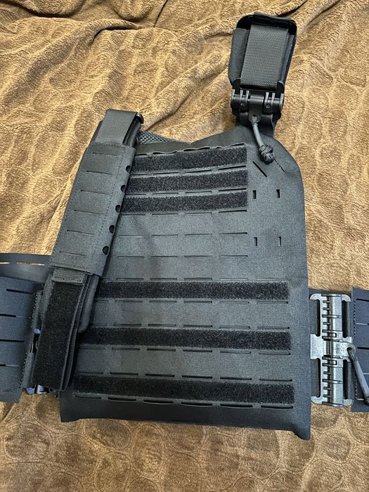 Плитоноска чорного кольору 32*28