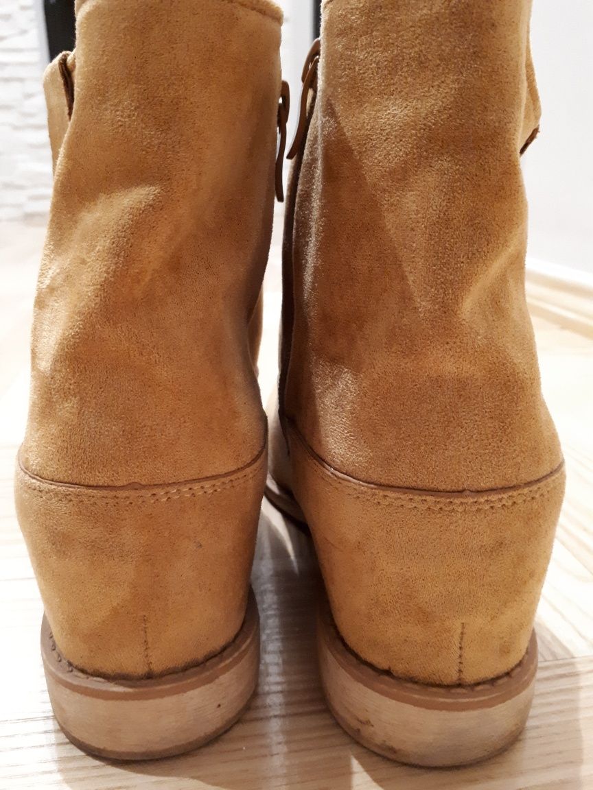 Buty karmelowe na ukrytej koturnie 39