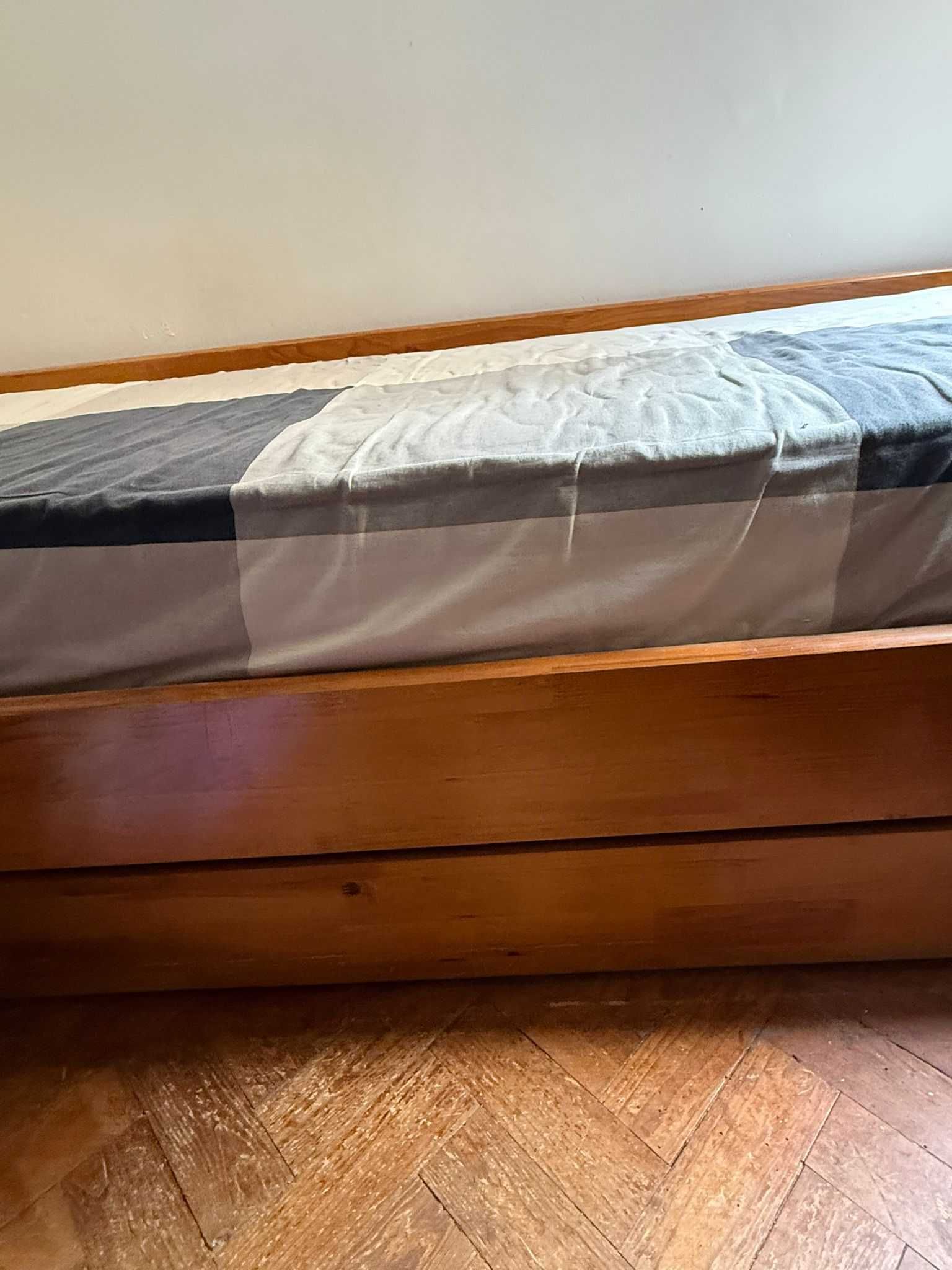 Mobília de quarto individual em pinho escuro maciço