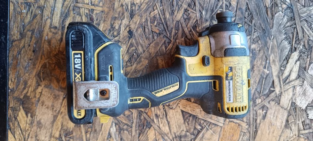 Zakretarka DeWalt dcf 887 Aku 1.5 ah