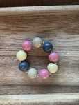 Pulseira com bolas.