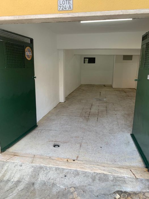 Espaço comercial/Loja - 40m2 com casa de banho e acesso direto a rua