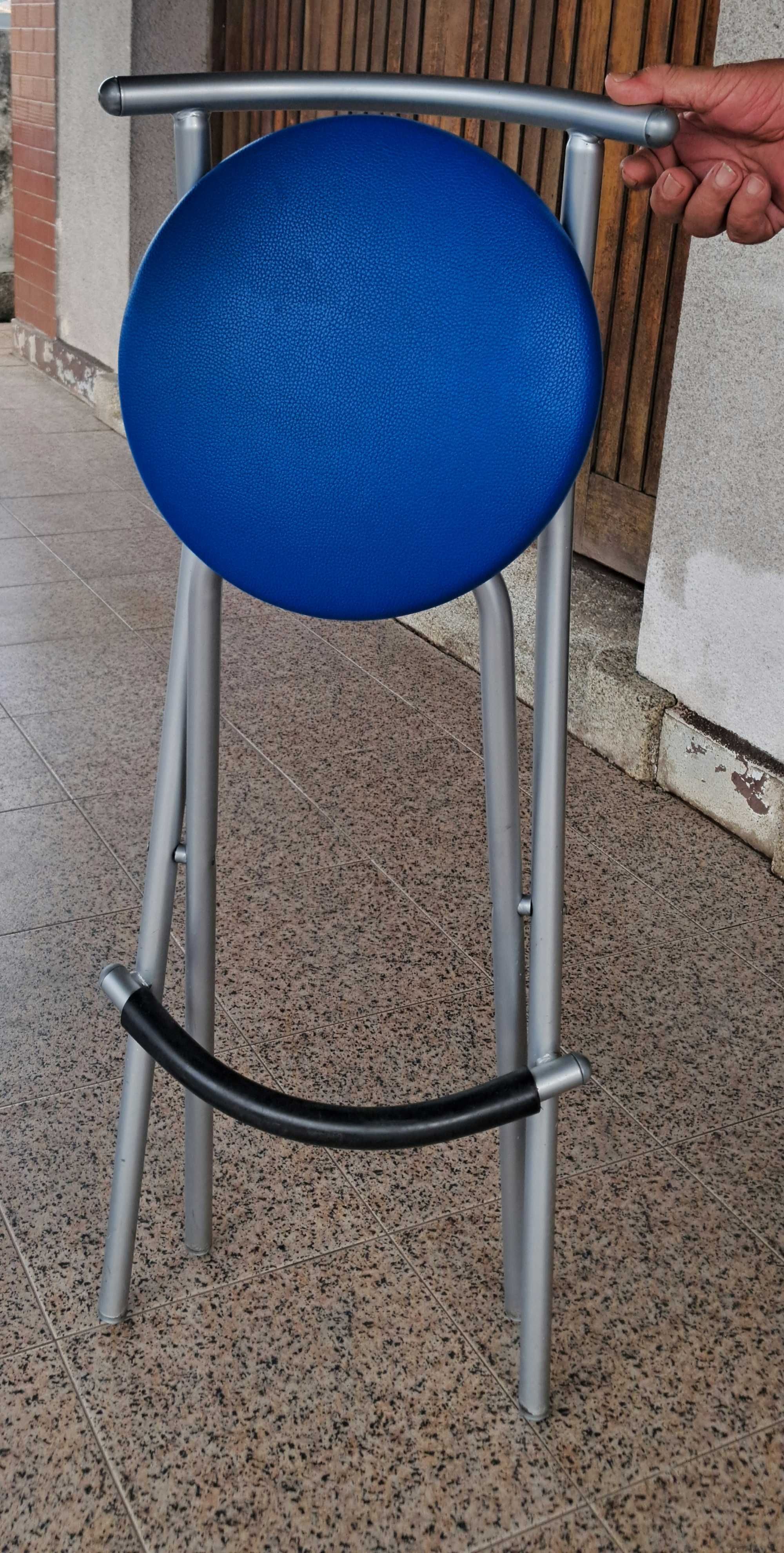 Mesa com 3 bancos altos
