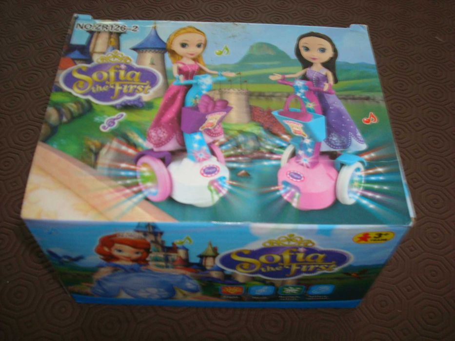 Boneca Princesa Sofia com trotinete a pilhas