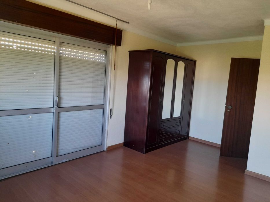 Moradia individual T6 na Covilhã com garagem para 3 carros e quintal