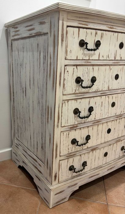 Cómoda antiga em madeira