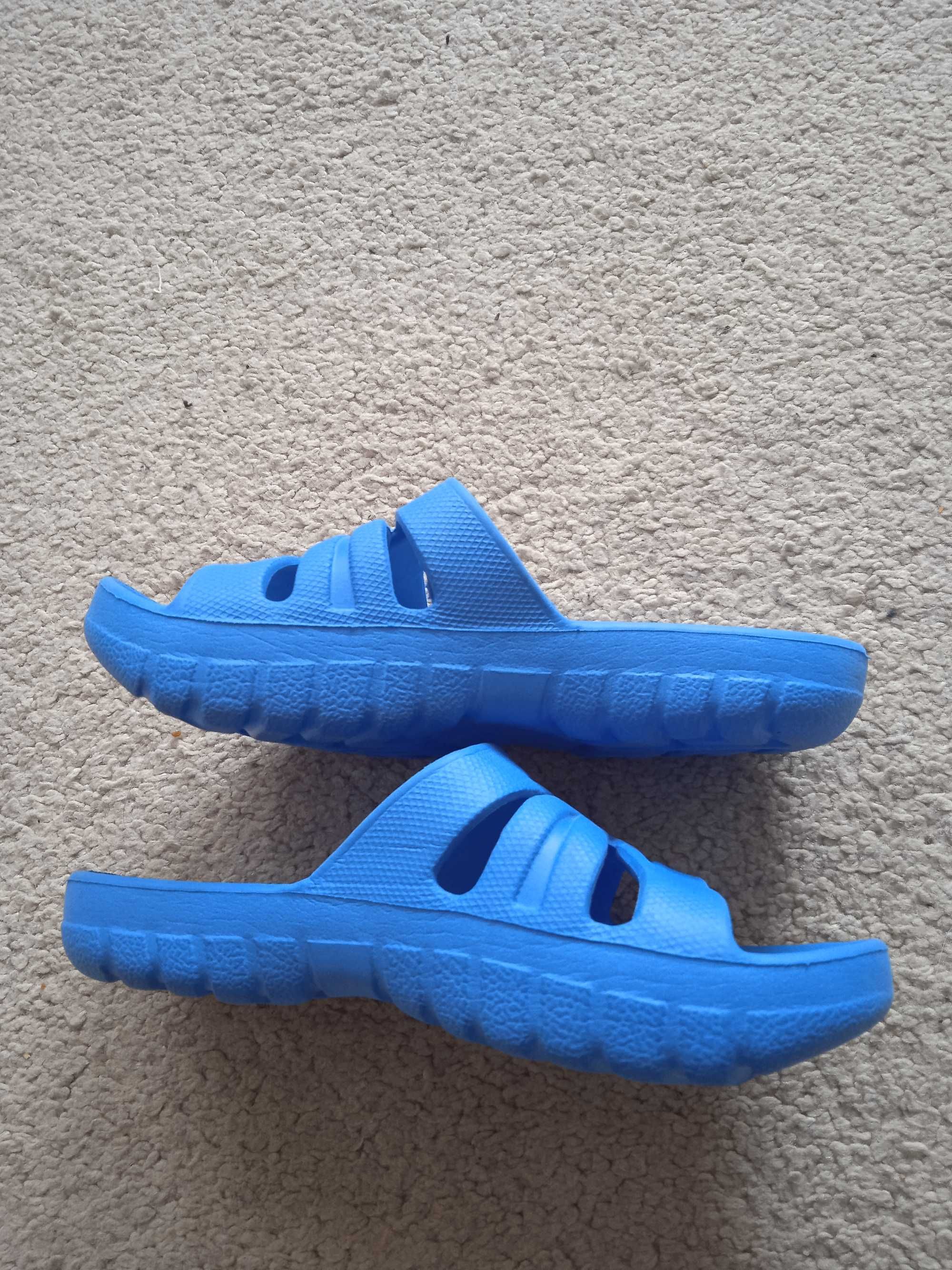 Niebieskie klapki dla dziecka unisex, buty po domu Pepco r 24