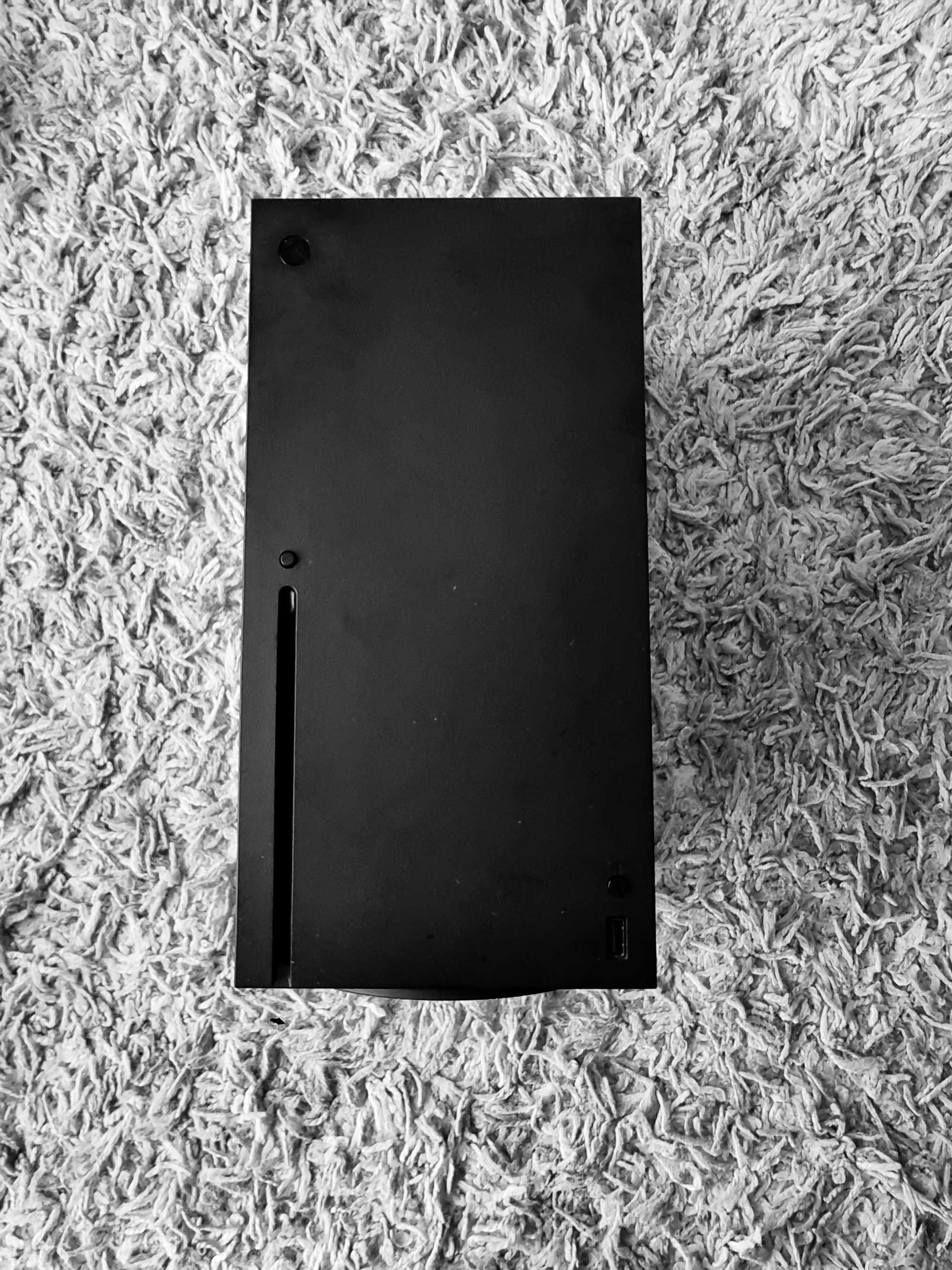 X-Box Series X + prawie nowy Pad biały .