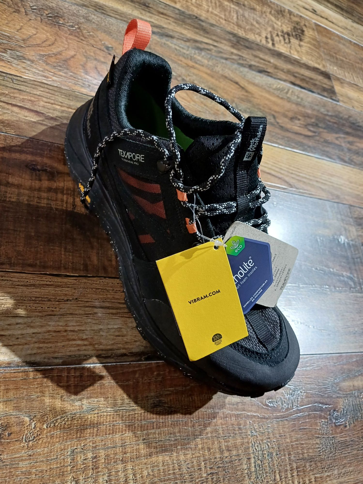 Продам жіночі кросівки Jack Wolfskin