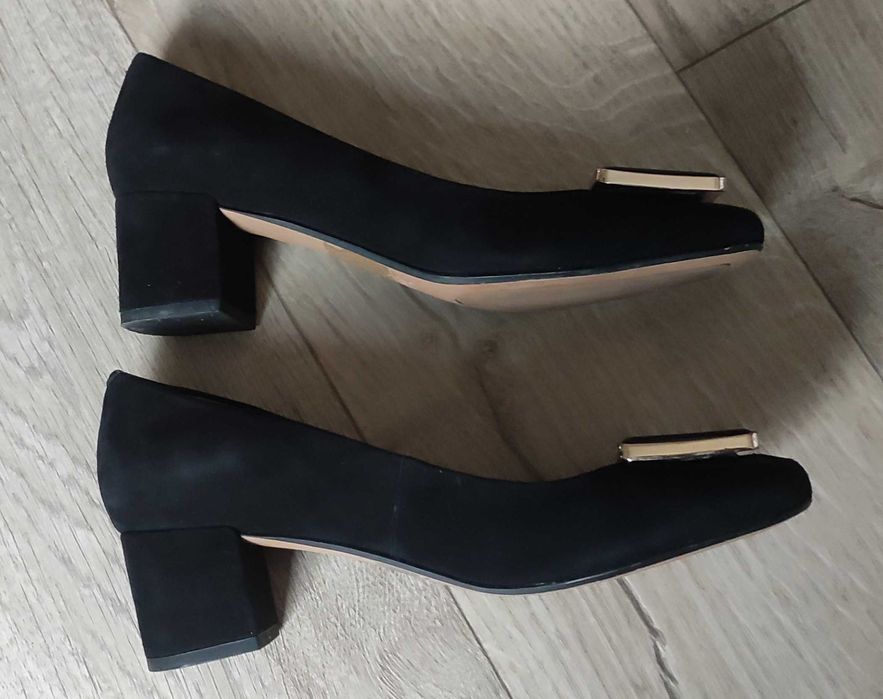 Czółenka na słupku Clarks