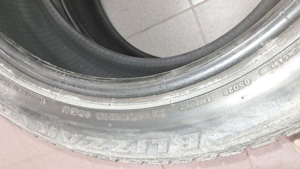 2 szt opon zimowych Bridgestone  Blizzak  lm 80. 235/55/19  105V