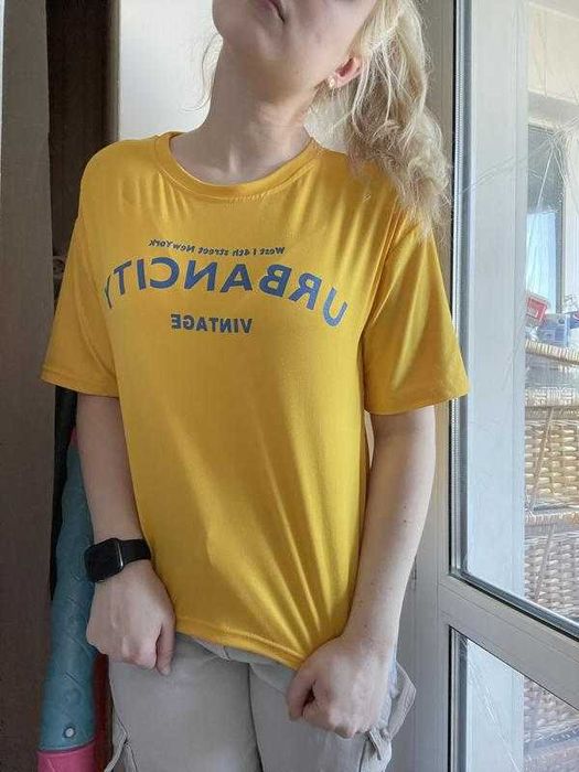 Яскрава жовта футболка з написом «Urbancity»