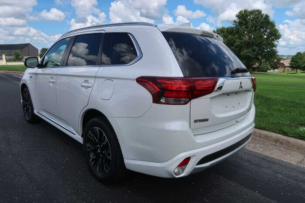 Mitsubishi Outlander Hybrid Plug-in SEL      2018