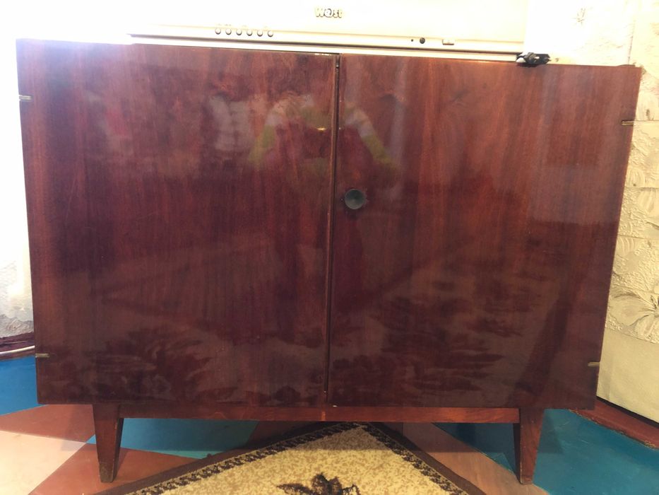 Тумбочки, трюмо б/у