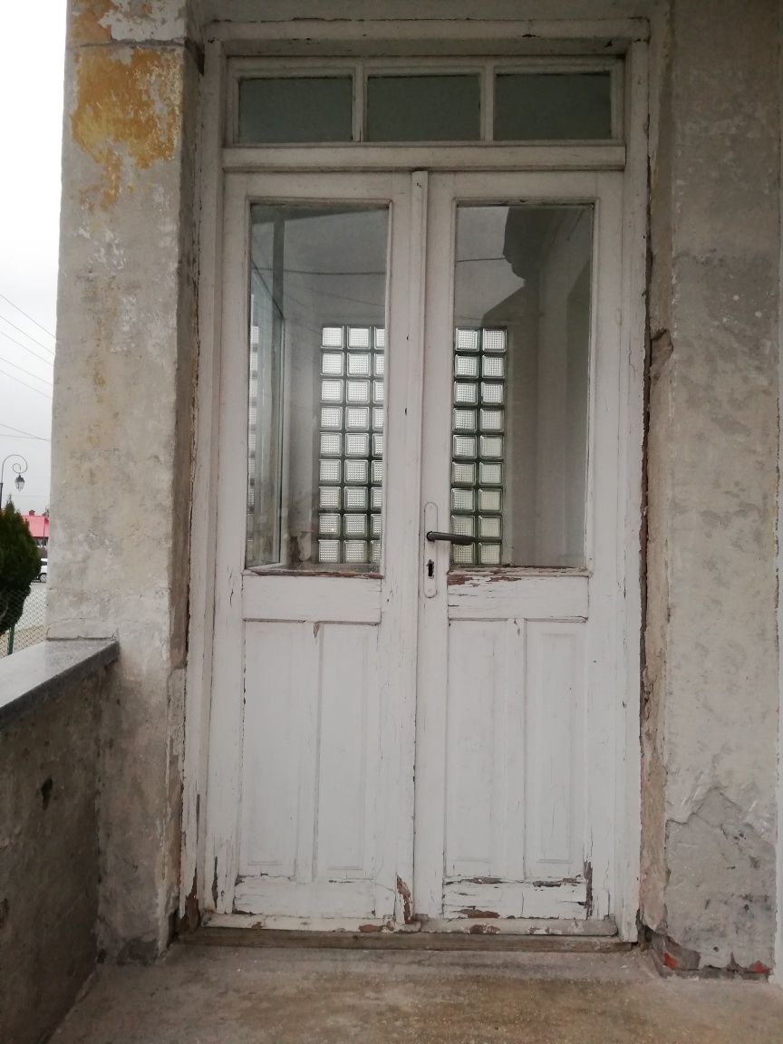 Stare drzwi drewniane do renowacji