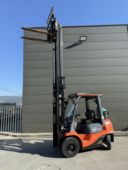 Vendo empilhador Toyota 25 - 1600Horas