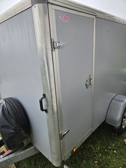 Przyczepa towarowa/furgon zamykana