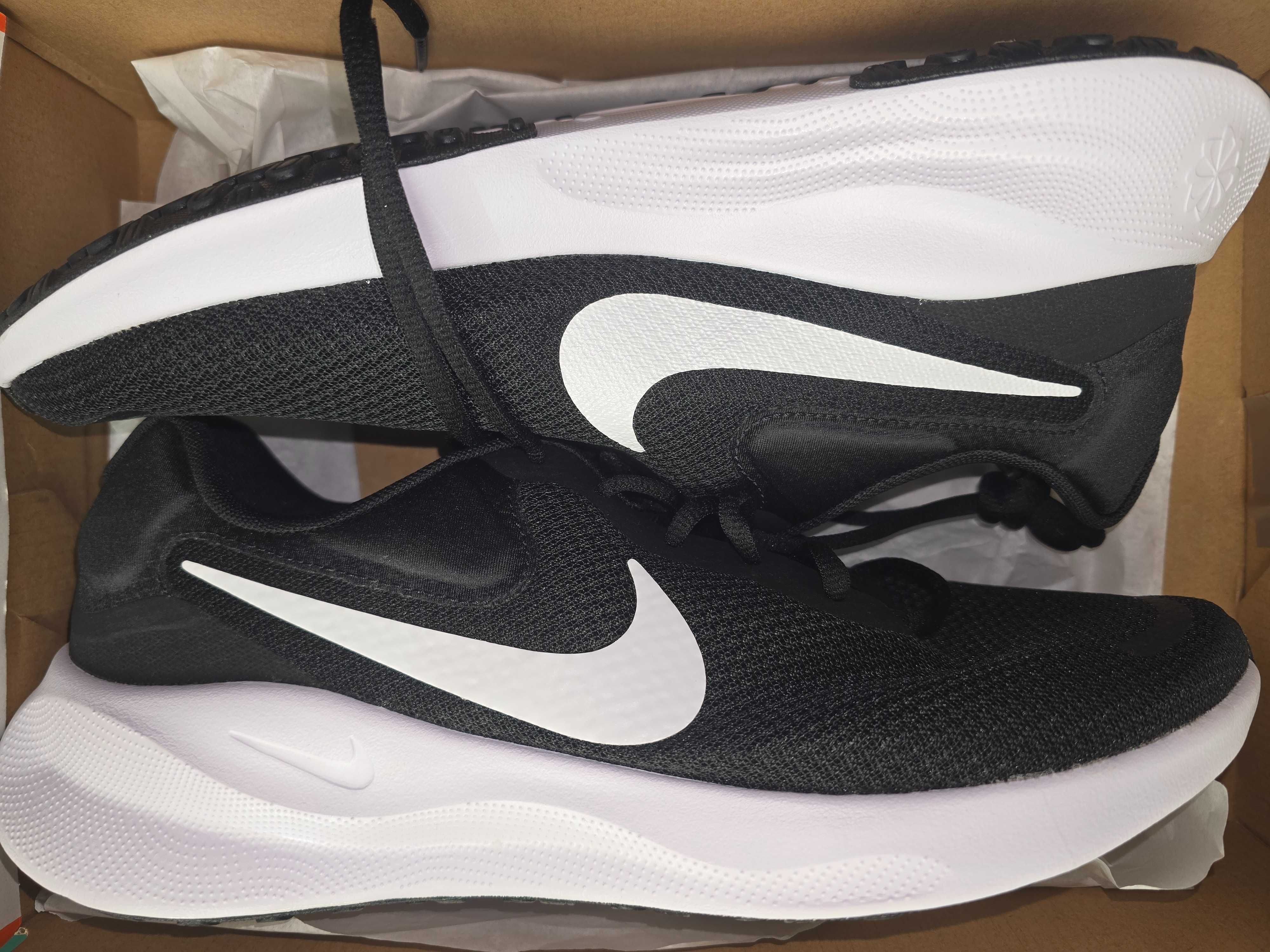Buty Nike Revolution 7 Obuwie turystyczne Czarny/biały 45