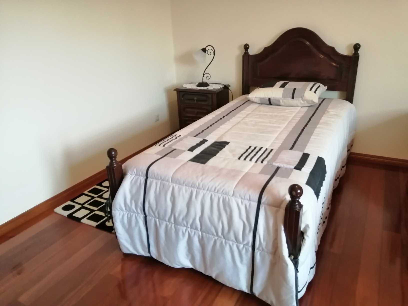 Cama de solteiro + mesa de cabeceira