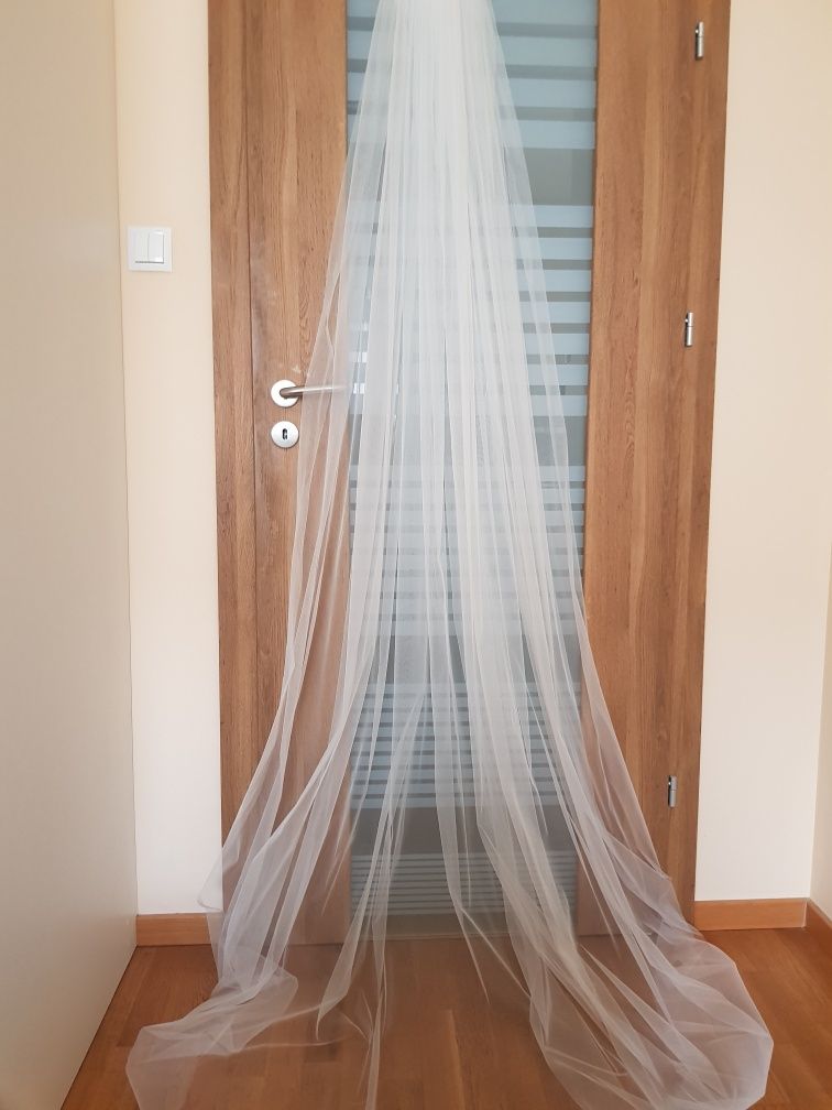 Długi welon katedralny