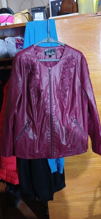 Продам женскую кожаную куртку