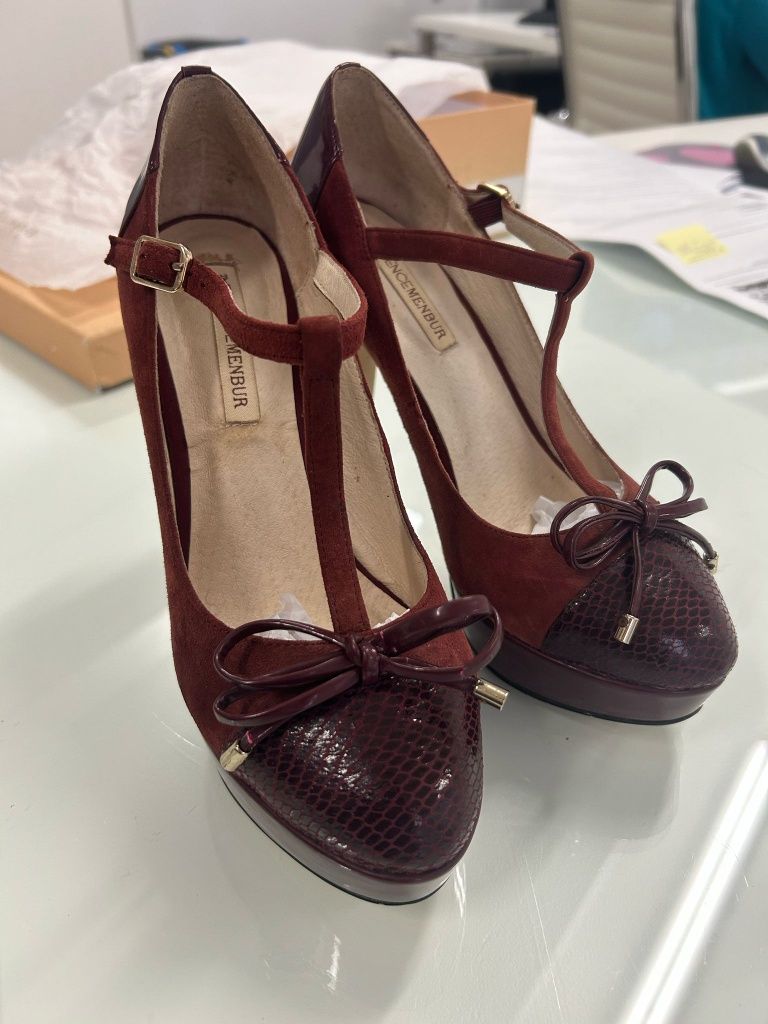 Sapatos de senhora da marca " the essence menbur'