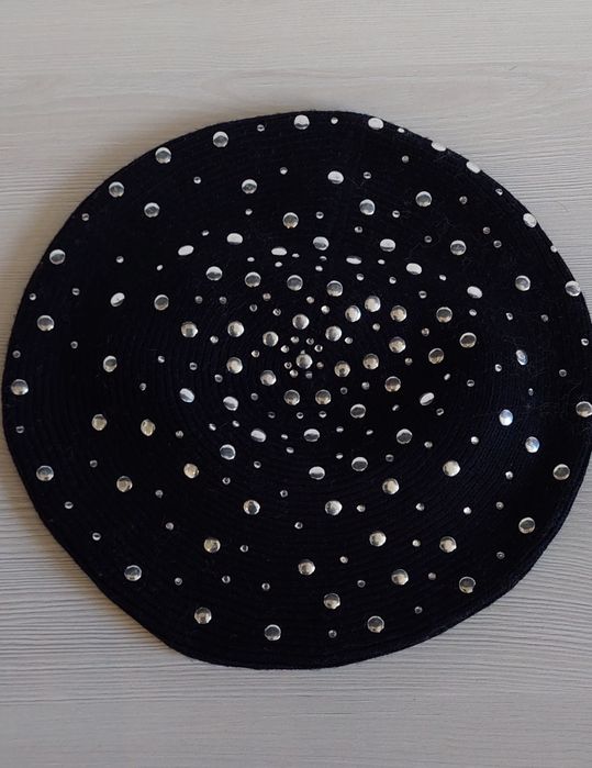 Beret damski z ćwiekami