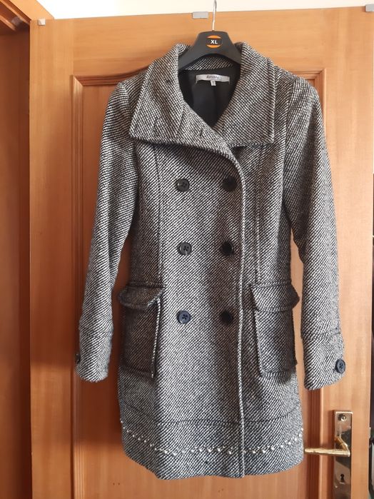 Casaco preto e branco,  tamanho M da Bershkaka