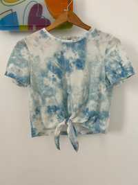 T-shirt azul e branca