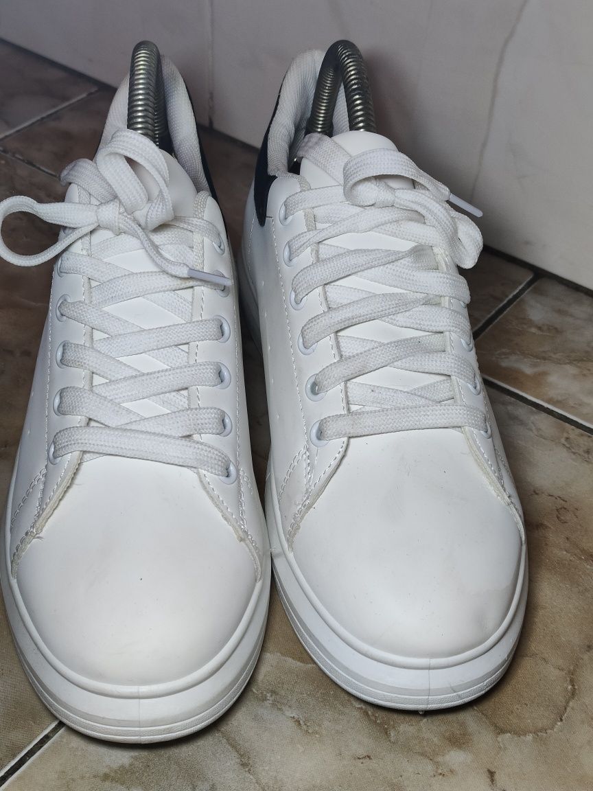 Продам гарні, білі кросівки