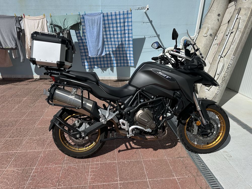 Oportunidade!! Vendo QJ SRT 700 x preta com 1 ano!