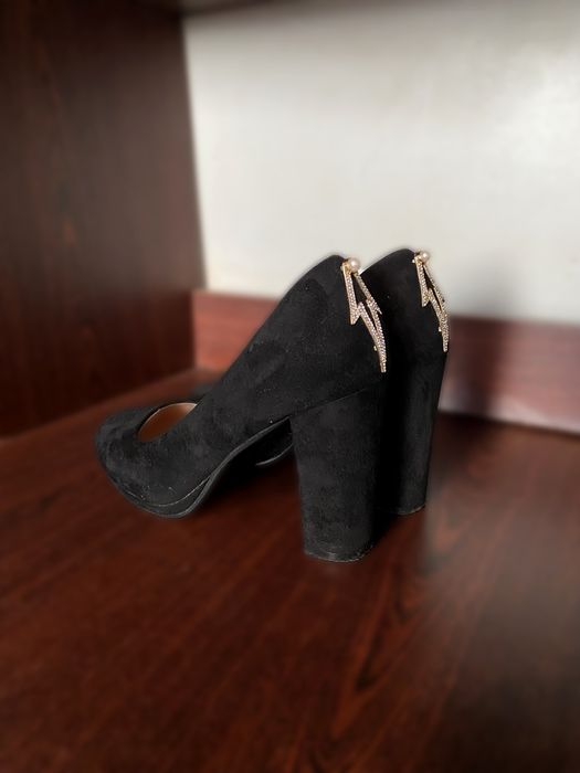 Туфлі замшеві на підборах