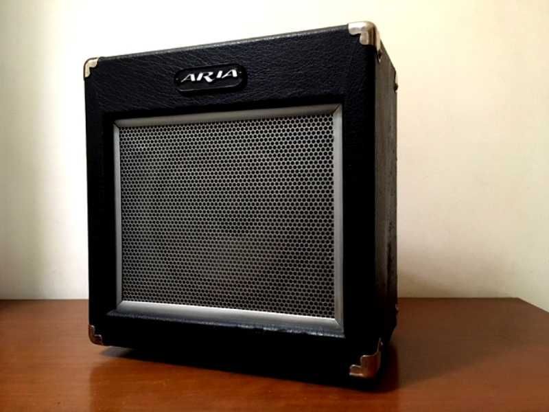Amplificador de guitarra com reverb de molas analógico