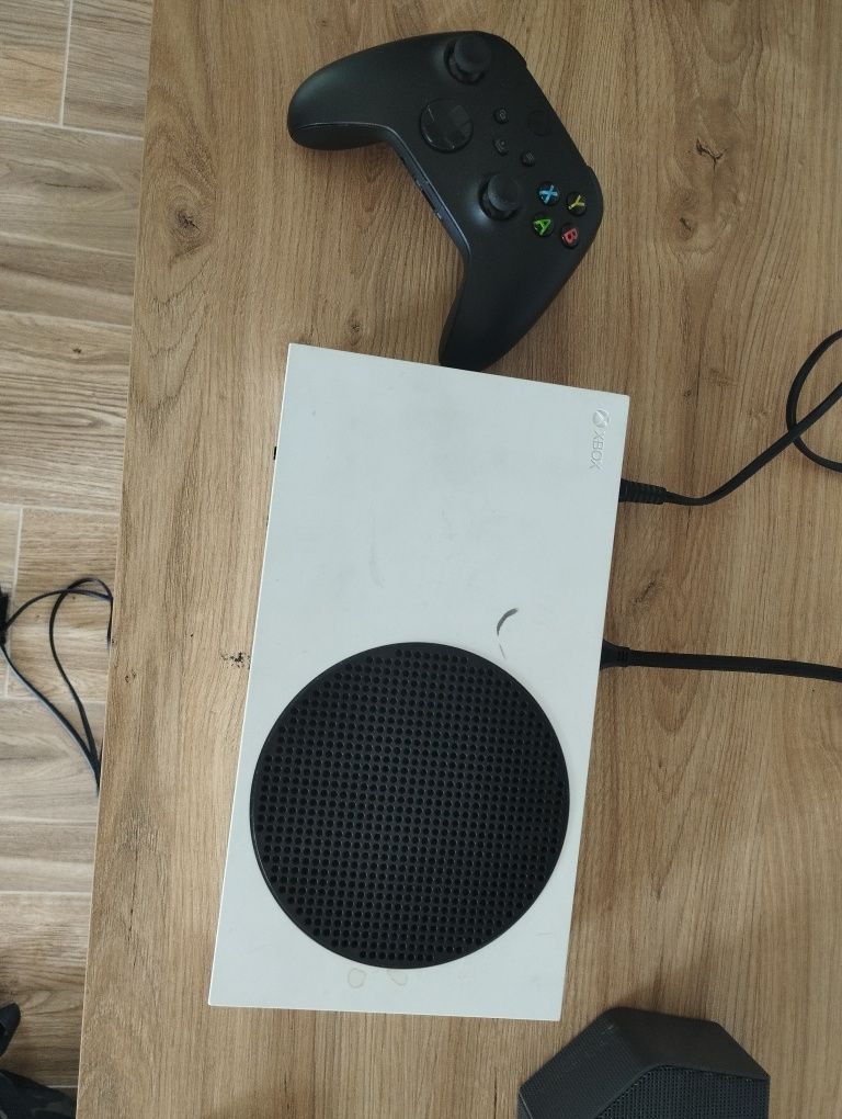 Sprzedam Xbox series s + dwa pady