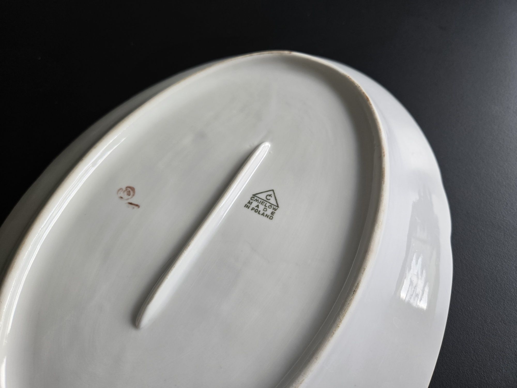 Półmisek z porcelany Ćmielów z motywem jesiennych liści.

Posiada prze