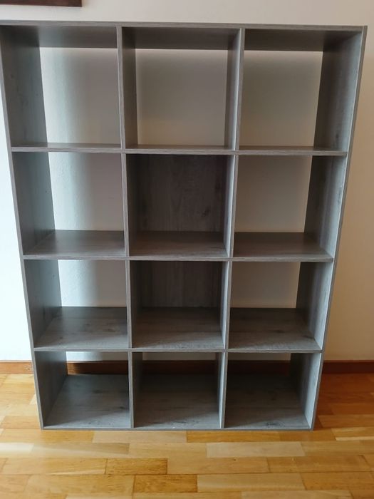 Estante com 12 compartimentos