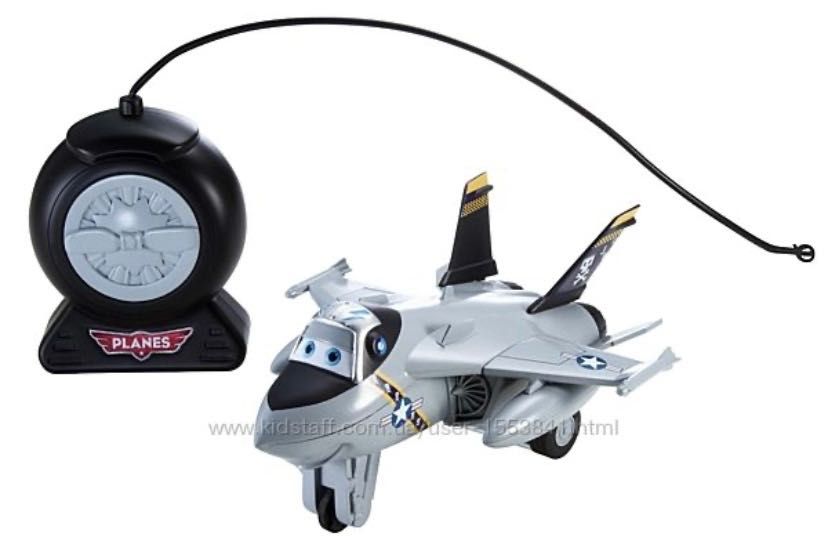 Літак Браво на пульті управління герой мультфільму Літачки Planes