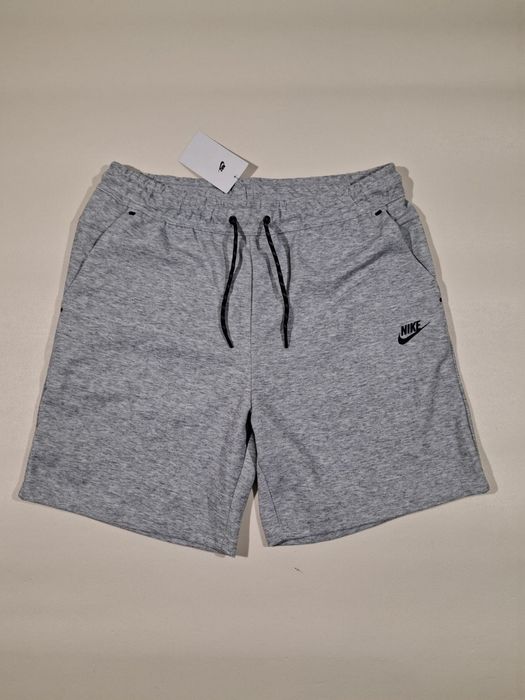 Szare spodenki Nike Tech Fleece