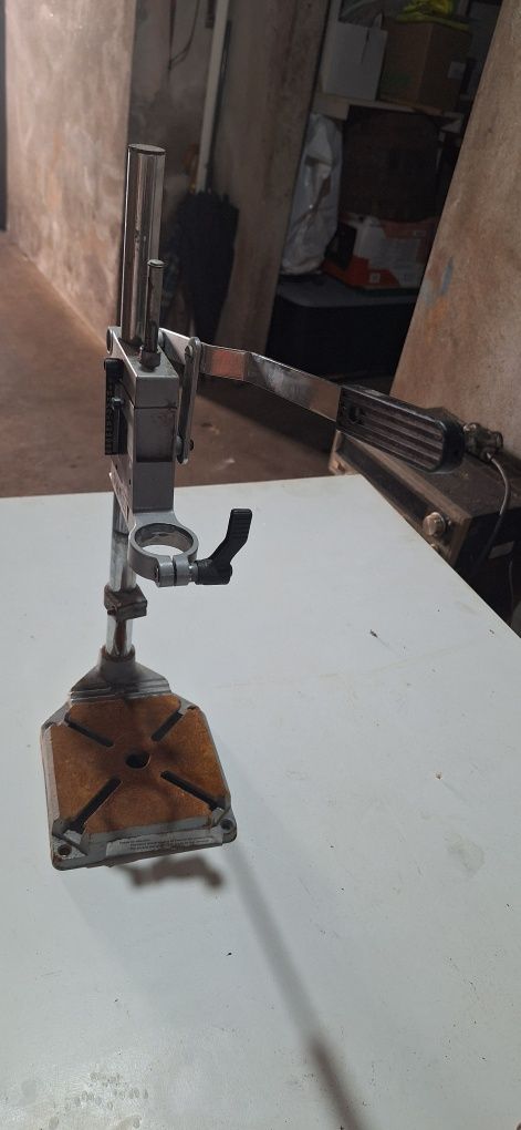 Suporte vertical para maquina de furar de mão