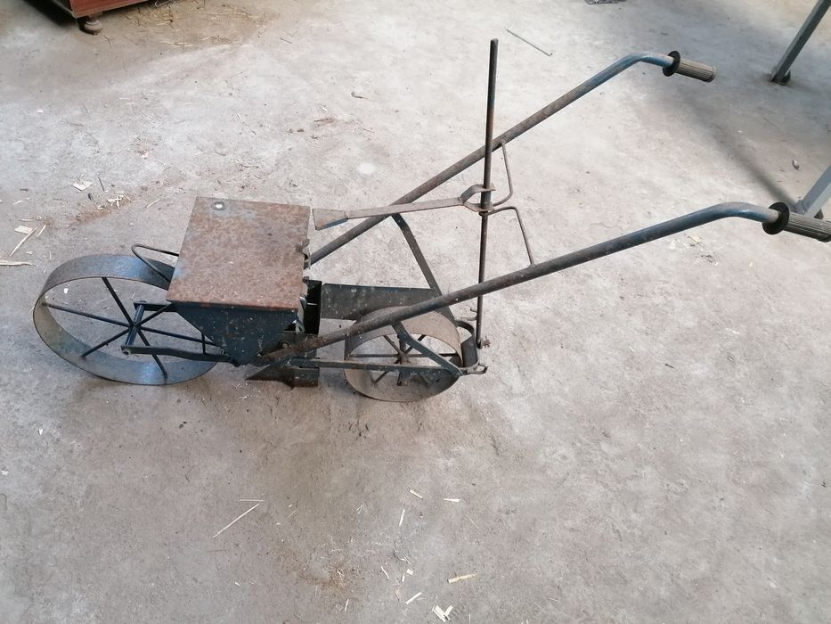 Vendo para desocupar charrua mais  semeador em bom estado  conservação