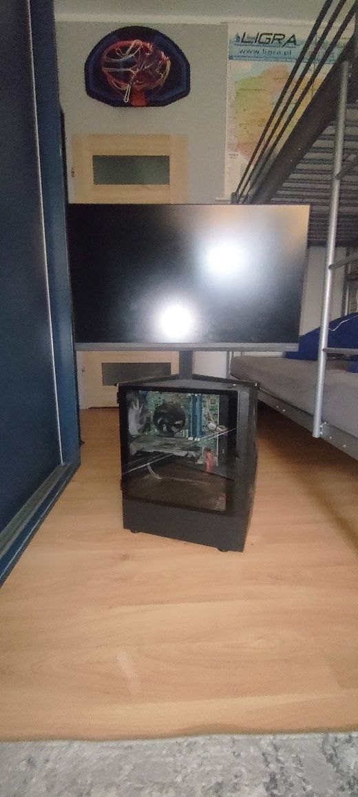 Komputer razem z monitorem marki philips