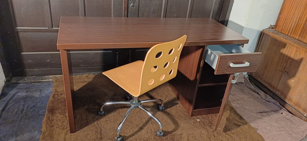 Sprzedam solidne biurko +krzesło obrotowe