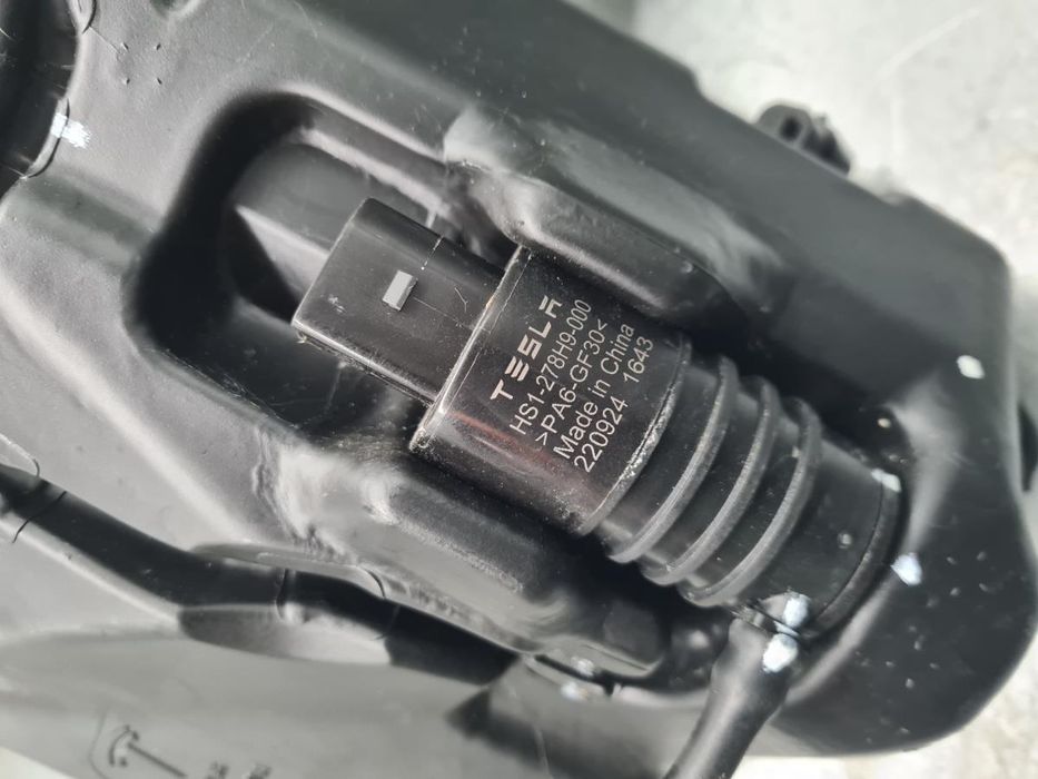 Reservatório / depósito água limpa vidros TESLA Model 3 (5YJ3)